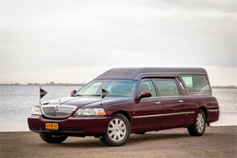 Lincoln Bordeaux rood | Klik voor een vergroting Lincoln Bordeaux rood rouwauto