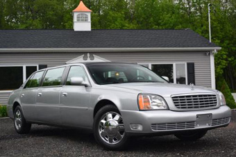 Cadillac zilvergrijze volgwagen | Klik voor een vergroting Cadillac zilvergrijze volgwagen rouwauto