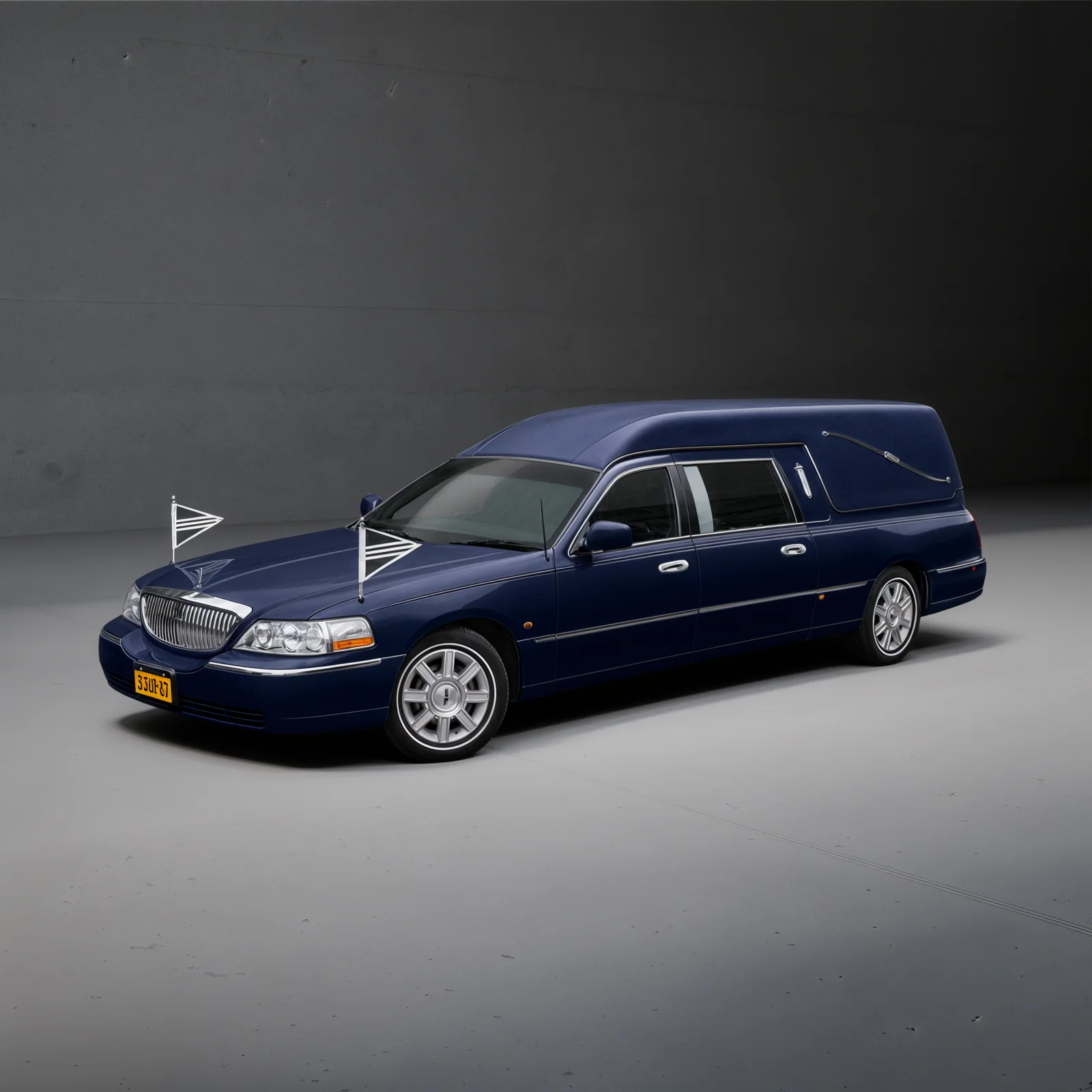Donkerblauwe Lincoln rouwauto met rouwvlaggen