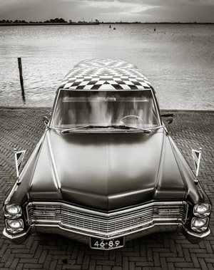 Marcel Bakkum Rouwvervoer - cadillac hearse 1966